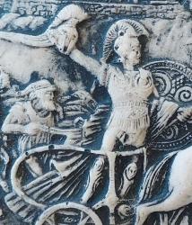 Antika, Kabartma Heykel Rölyefi. Truva Savaşı'ndan Bir Sahneyi Tasvir Ediyor. Karakterler: Aşil ve Hektor, (Aşilin Hector'a Karşı Kazandığı Zafer Temalı) Truva/Troia Savaşı'ndaki Rolleriyle Bilinen Yunan Mitolojisinin Önemli Figürleridir. Reçine Döküm Olup, El Yapımı ve (Eskitme) Boyamasıdır. 1982 / Nadir. Dekoratif Bir Duvar Panosu Olarak Kullanılabilir. Made in Türkiye (20x10,5 cm)