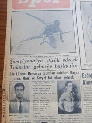 Yeni İstanbul Gazetesi - Turkish Newspaper - 22 Mayıs 1956 - dert ortaklığı yazan Habib Edib Törehan Başmakale - İran Şahı İstanbul'a ayak basarken fotoğraf - majestte imparatoriçe Süreyya beraberinde başvekil Adnan Menderes ve bayan Gökay olduğu halde otomobille beyoğlu'ndan geçerken fotoğraf - CHP kurultayı İsmet İnönü'nün mühim bir nutku ile çalışmalarına başladı - Kıbrıs'ta rum tedhişçilerin faaliyeti arttı - Atatürk üniversitesine eleman yetiştiriliyor - Hürriyet Partisi Manisa'da son Ege mitingini dün yaptı - Demokrat Parti Bergama mitinginden bir fotoğraf - hidrojen bombası infilakının tafsilatı - toplantı israfı yazan Refik Halit Karay - Muhtar yazan Fikret Arıt Yazı Dizisi - imparatoriçe Süreyya'nın hayatı Derleyen Nezihe Türkkan Yazı Dizisi - Stalin'in kızı Svetlana Moskova'da bir kabul resmine iştirak etti - köy kadınlarından yükselen ses yazan Tarhan Toker - Çayeli Çay fabrikası işletmeye açılıyor - Ankara İstanbul Radyosu Programı - Dünya Kupası Güreş Şampiyonası