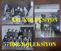 HÜLYA KOÇYİĞİT'İN KARDEŞİ NİLÜFER KOÇYİĞİT'İN ORİJİNAL BÜYÜK BOY 3'LÜ FOTOĞRAF SETİ - 24 x 18 cm EBADINDA - NİLÜFER KOÇYİĞİT, BİR SPOR TAKIMININ ANTRENMANINDA OYUNCULARLA KONUŞUP POZ VERİRKEN ÇEKİLMİŞ 3 FARKLI KARE