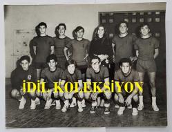 HÜLYA KOÇYİĞİT'İN KARDEŞİ NİLÜFER KOÇYİĞİT'İN ORİJİNAL BÜYÜK BOY 3'LÜ FOTOĞRAF SETİ - 24 x 18 cm EBADINDA - NİLÜFER KOÇYİĞİT, BİR SPOR TAKIMININ ANTRENMANINDA OYUNCULARLA KONUŞUP POZ VERİRKEN ÇEKİLMİŞ 3 FARKLI KARE