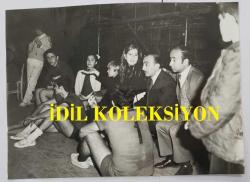 HÜLYA KOÇYİĞİT'İN KARDEŞİ NİLÜFER KOÇYİĞİT'İN ORİJİNAL BÜYÜK BOY 3'LÜ FOTOĞRAF SETİ - 24 x 18 cm EBADINDA - NİLÜFER KOÇYİĞİT, BİR SPOR TAKIMININ ANTRENMANINDA OYUNCULARLA KONUŞUP POZ VERİRKEN ÇEKİLMİŞ 3 FARKLI KARE