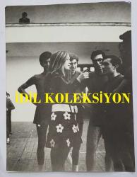 HÜLYA KOÇYİĞİT'İN KARDEŞİ NİLÜFER KOÇYİĞİT'İN ORİJİNAL BÜYÜK BOY 3'LÜ FOTOĞRAF SETİ - 24 x 18 cm EBADINDA - NİLÜFER KOÇYİĞİT, BİR SPOR TAKIMININ ANTRENMANINDA OYUNCULARLA KONUŞUP POZ VERİRKEN ÇEKİLMİŞ 3 FARKLI KARE