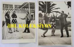 HÜLYA KOÇYİĞİT'İN KARDEŞİ NİLÜFER KOÇYİĞİT'İN ORİJİNAL BÜYÜK BOY 2'Lİ FOTOĞRAF SETİ - 24 x 18 cm ve 22 x 18 cm EBADINDA - NİLÜFER KOÇYİĞİT, BERABERİNDEKİLERLE NEŞE İÇİNDE SOHBET EDERKEN ÇEKİLMİŞ 2 FARKLI KARE