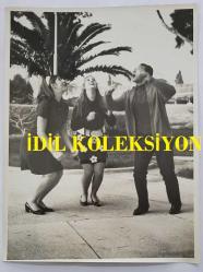 HÜLYA KOÇYİĞİT'İN KARDEŞİ NİLÜFER KOÇYİĞİT'İN ORİJİNAL BÜYÜK BOY 2'Lİ FOTOĞRAF SETİ - 24 x 18 cm ve 22 x 18 cm EBADINDA - NİLÜFER KOÇYİĞİT, BERABERİNDEKİLERLE NEŞE İÇİNDE SOHBET EDERKEN ÇEKİLMİŞ 2 FARKLI KARE