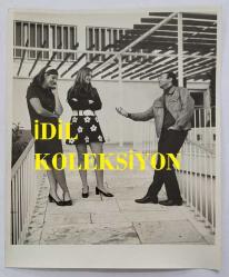 HÜLYA KOÇYİĞİT'İN KARDEŞİ NİLÜFER KOÇYİĞİT'İN ORİJİNAL BÜYÜK BOY 2'Lİ FOTOĞRAF SETİ - 24 x 18 cm ve 22 x 18 cm EBADINDA - NİLÜFER KOÇYİĞİT, BERABERİNDEKİLERLE NEŞE İÇİNDE SOHBET EDERKEN ÇEKİLMİŞ 2 FARKLI KARE