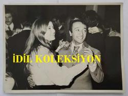 HÜLYA KOÇYİĞİT'İN KARDEŞİ NİLÜFER KOÇYİĞİT'İN ORİJİNAL BÜYÜK BOY 2'Lİ FOTOĞRAF SETİ - 24 x 18 cm EBADINDA - NİLÜFER KOÇYİĞİT, BİR MEKANDA DANS EDİP GÜLÜMSERKEN EDERKEN ÇEKİLMİŞ 2 FARKLI KARE