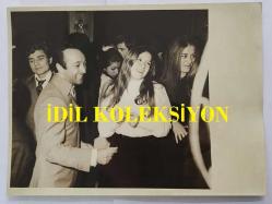 HÜLYA KOÇYİĞİT'İN KARDEŞİ NİLÜFER KOÇYİĞİT'İN ORİJİNAL BÜYÜK BOY 2'Lİ FOTOĞRAF SETİ - 24 x 18 cm EBADINDA - NİLÜFER KOÇYİĞİT, BİR MEKANDA DANS EDİP GÜLÜMSERKEN EDERKEN ÇEKİLMİŞ 2 FARKLI KARE