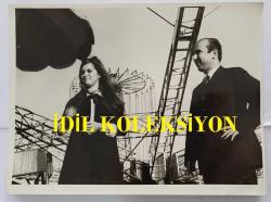 HÜLYA KOÇYİĞİT'İN KARDEŞİ NİLÜFER KOÇYİĞİT'İN ORİJİNAL BÜYÜK BOY 3'LÜ FOTOĞRAF SETİ - 24 x 18 cm ve 23 x 17 cm EBADINDA - NİLÜFER KOÇYİĞİT, LUNAPARKTA EĞLENİRKEN ÇEKİLMİŞ 3 FARKLI KARE