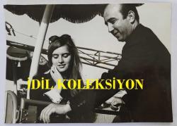 HÜLYA KOÇYİĞİT'İN KARDEŞİ NİLÜFER KOÇYİĞİT'İN ORİJİNAL BÜYÜK BOY 3'LÜ FOTOĞRAF SETİ - 24 x 18 cm ve 23 x 17 cm EBADINDA - NİLÜFER KOÇYİĞİT, LUNAPARKTA EĞLENİRKEN ÇEKİLMİŞ 3 FARKLI KARE