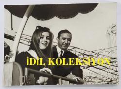 HÜLYA KOÇYİĞİT'İN KARDEŞİ NİLÜFER KOÇYİĞİT'İN ORİJİNAL BÜYÜK BOY 3'LÜ FOTOĞRAF SETİ - 24 x 18 cm ve 23 x 17 cm EBADINDA - NİLÜFER KOÇYİĞİT, LUNAPARKTA EĞLENİRKEN ÇEKİLMİŞ 3 FARKLI KARE