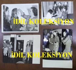 HÜLYA KOÇYİĞİT'İN KARDEŞİ NİLÜFER KOÇYİĞİT'İN ORİJİNAL BÜYÜK BOY 4'LÜ FOTOĞRAF SETİ - 24 x 18 cm ve 20 x 15 cm EBADINDA - NİLÜFER KOÇYİĞİT, ABLASI FERHAL KOÇYİĞİT'LE BİRLİKTE GÜZELLİK SALONUNDA SAÇ ve MAKYAJ YAPTIRIRKEN ÇEKİLMİŞ 4 FARKLI KARE