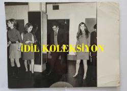 HÜLYA KOÇYİĞİT'İN KARDEŞİ NİLÜFER KOÇYİĞİT'İN ORİJİNAL BÜYÜK BOY 4'LÜ FOTOĞRAF SETİ - 24 x 18 cm ve 20 x 15 cm EBADINDA - NİLÜFER KOÇYİĞİT, ABLASI FERHAL KOÇYİĞİT'LE BİRLİKTE GÜZELLİK SALONUNDA SAÇ ve MAKYAJ YAPTIRIRKEN ÇEKİLMİŞ 4 FARKLI KARE