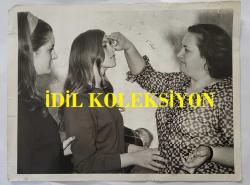 HÜLYA KOÇYİĞİT'İN KARDEŞİ NİLÜFER KOÇYİĞİT'İN ORİJİNAL BÜYÜK BOY 4'LÜ FOTOĞRAF SETİ - 24 x 18 cm ve 20 x 15 cm EBADINDA - NİLÜFER KOÇYİĞİT, ABLASI FERHAL KOÇYİĞİT'LE BİRLİKTE GÜZELLİK SALONUNDA SAÇ ve MAKYAJ YAPTIRIRKEN ÇEKİLMİŞ 4 FARKLI KARE