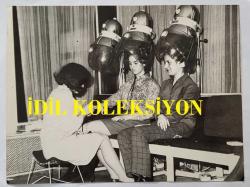 HÜLYA KOÇYİĞİT'İN KARDEŞİ NİLÜFER KOÇYİĞİT'İN ORİJİNAL BÜYÜK BOY 4'LÜ FOTOĞRAF SETİ - 24 x 18 cm ve 20 x 15 cm EBADINDA - NİLÜFER KOÇYİĞİT, ABLASI FERHAL KOÇYİĞİT'LE BİRLİKTE GÜZELLİK SALONUNDA SAÇ ve MAKYAJ YAPTIRIRKEN ÇEKİLMİŞ 4 FARKLI KARE