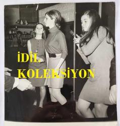 HÜLYA KOÇYİĞİT'İN KARDEŞİ NİLÜFER KOÇYİĞİT'İN ORİJİNAL BÜYÜK BOY 4'LÜ FOTOĞRAF SETİ - 24 x 18 cm ve 20 x 15 cm EBADINDA - NİLÜFER KOÇYİĞİT, ABLASI FERHAL KOÇYİĞİT'LE BİRLİKTE GÜZELLİK SALONUNDA SAÇ ve MAKYAJ YAPTIRIRKEN ÇEKİLMİŞ 4 FARKLI KARE