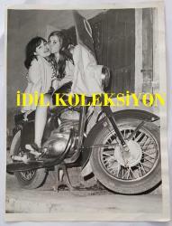 HÜLYA KOÇYİĞİT'İN KARDEŞİ NİLÜFER KOÇYİĞİT'İN ORİJİNAL BÜYÜK BOY FOTOĞRAFI - 24 x 18 cm EBADINDA - NİLÜFER KOÇYİĞİT, MOTORSİKLETİN ÜZERİNDEYKEN ÇEKİLMİŞ BİR KARE