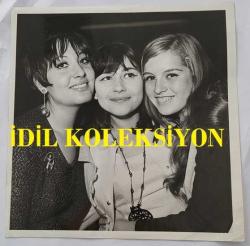 SEVDA FERDAĞ ve HÜLYA KOÇYİĞİT'İN KARDEŞİ NİLÜFER KOÇYİĞİT'İN ORİJİNAL BÜYÜK BOY FOTOĞRAFI - 19 x 18 cm EBADINDA - NİLÜFER KOÇYİĞİT ve SEVDA FERDAĞ BİRBİRLERİNE SARILARAK POZ VERİRKEN ÇEKİLMİŞ NET KALİTEDE BİR FOTOĞRAF