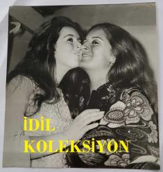 HÜLYA KOÇYİĞİT'İN KARDEŞİ NİLÜFER KOÇYİĞİT'İN ORİJİNAL BÜYÜK BOY FOTOĞRAFI - 18 x 16,5 cm EBADINDA - NİLÜFER KOÇYİĞİT, ABLASI FERHAL KOÇYİĞİT'İ ÖPERKEN ÇEKİLMİŞ BİR KARE