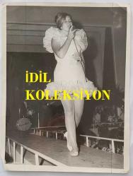 HÜLYA KOÇYİĞİT'İN KARDEŞİ NİLÜFER KOÇYİĞİT'İN ORİJİNAL BÜYÜK BOY FOTOĞRAFI - 24 x 18 cm EBADINDA - NİLÜFER KOÇYİĞİT SAHNEDE ŞARKI OKURKEN ÇEKİLMİŞ BİR KARE