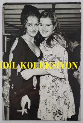 SELDA ALKOR ve HÜLYA KOÇYİĞİT'İN KARDEŞİ NİLÜFER KOÇYİĞİT'İN ORİJİNAL FOTOĞRAFI - 18 x 12 cm EBADINDA - NİLÜFER KOÇYİĞİT ve SELDA ALKOR BİRBİRLERİNE SARILARAK POZ VERİRLERKEN ÇEKİLMİŞ NET KALİTEDE BİR FOTOĞRAF