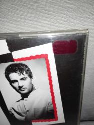 Cd Tarkan Aacayipsin albümü. Orijinal 1994 kırmızı bandrollü dönem baskı albüm. Kartonette minik yırtık ile dinlemeyi etkilemeyen çizikler var sorunsuz çalışıyor