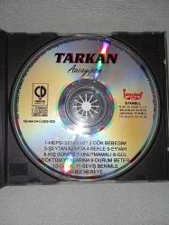 Cd Tarkan Aacayipsin albümü. Orijinal 1994 kırmızı bandrollü dönem baskı albüm. Kartonette minik yırtık ile dinlemeyi etkilemeyen çizikler var sorunsuz çalışıyor