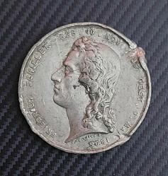 LOT.69 » Almanya, Ünlu Şair Friedrich Schiller'in Doğumunun 100. Yıldönümü (1859) Temalı Madalyon/Sola Bakan Portresi. Kısaca; (1705-1759) Friedrich Schiller. 1802 Yılında Soyluluk Unvanı Almış Bir Şair, Filozof, Tarihçi ve En Önemli Alman Dram Yazarıdır. Yazdığı Çoğu Tiyatro Eseri Alman Tiyatrosunda Başyapıt Niteliğindedir. 