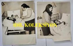 HÜLYA KOÇYİĞİT'İN KARDEŞİ NİLÜFER KOÇYİĞİT'İN ORİJİNAL BÜYÜK BOY 2'Lİ FOTOĞRAF SETİ - 24 x 18 cm ve 21 x 18 cm EBADINDA - NİLÜFER KOÇYİĞİT HASTA YATAĞINDA İSTİRAHAT EDERKEN KENDİSİYLE İLGİLENEN ABLASI FERHAL KOÇYİĞİY ve ANNESİ MELEK KOÇYİĞİT'LE ÇEKİLMİŞ 2 FARKLI KARE