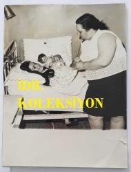 HÜLYA KOÇYİĞİT'İN KARDEŞİ NİLÜFER KOÇYİĞİT'İN ORİJİNAL BÜYÜK BOY 2'Lİ FOTOĞRAF SETİ - 24 x 18 cm ve 21 x 18 cm EBADINDA - NİLÜFER KOÇYİĞİT HASTA YATAĞINDA İSTİRAHAT EDERKEN KENDİSİYLE İLGİLENEN ABLASI FERHAL KOÇYİĞİY ve ANNESİ MELEK KOÇYİĞİT'LE ÇEKİLMİŞ 2 FARKLI KARE