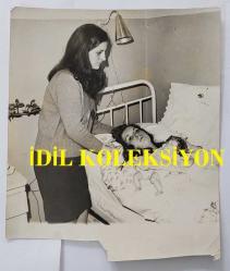 HÜLYA KOÇYİĞİT'İN KARDEŞİ NİLÜFER KOÇYİĞİT'İN ORİJİNAL BÜYÜK BOY 2'Lİ FOTOĞRAF SETİ - 24 x 18 cm ve 21 x 18 cm EBADINDA - NİLÜFER KOÇYİĞİT HASTA YATAĞINDA İSTİRAHAT EDERKEN KENDİSİYLE İLGİLENEN ABLASI FERHAL KOÇYİĞİY ve ANNESİ MELEK KOÇYİĞİT'LE ÇEKİLMİŞ 2 FARKLI KARE