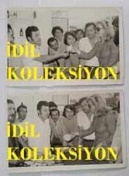 HÜLYA KOÇYİĞİT'İN KARDEŞİ NİLÜFER KOÇYİĞİT'İN ORİJİNAL 2'Lİ FOTOĞRAF SETİ - 18 x 12 cm EBADINDA - NİLÜFER KOÇYİĞİT BİR DÜKKANDA ALIŞVERİŞ YAPARKEN ÇEKİLMİŞ 2 FARKLI KARE