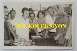 HÜLYA KOÇYİĞİT'İN KARDEŞİ NİLÜFER KOÇYİĞİT'İN ORİJİNAL 2'Lİ FOTOĞRAF SETİ - 18 x 12 cm EBADINDA - NİLÜFER KOÇYİĞİT BİR DÜKKANDA ALIŞVERİŞ YAPARKEN ÇEKİLMİŞ 2 FARKLI KARE