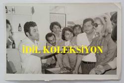 HÜLYA KOÇYİĞİT'İN KARDEŞİ NİLÜFER KOÇYİĞİT'İN ORİJİNAL 2'Lİ FOTOĞRAF SETİ - 18 x 12 cm EBADINDA - NİLÜFER KOÇYİĞİT BİR DÜKKANDA ALIŞVERİŞ YAPARKEN ÇEKİLMİŞ 2 FARKLI KARE