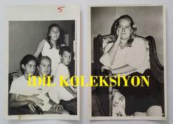 HÜLYA KOÇYİĞİT'İN KARDEŞİ NİLÜFER KOÇYİĞİT'İN ORİJİNAL 2'Lİ FOTOĞRAF SETİ - 18 x 12 cm EBADINDA - NİLÜFER KOÇYİĞİT, ÇOCUKLARIYLA BİRLİKTE EVİNDE OTURURKEN ÇEKİLMİŞ 2 FARKLI KARE. ALİ ERGÜVEN. 1985