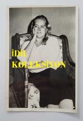 HÜLYA KOÇYİĞİT'İN KARDEŞİ NİLÜFER KOÇYİĞİT'İN ORİJİNAL 2'Lİ FOTOĞRAF SETİ - 18 x 12 cm EBADINDA - NİLÜFER KOÇYİĞİT, ÇOCUKLARIYLA BİRLİKTE EVİNDE OTURURKEN ÇEKİLMİŞ 2 FARKLI KARE. ALİ ERGÜVEN. 1985