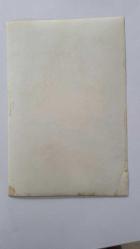 HÜLYA KOÇYİĞİT'İN KARDEŞİ NİLÜFER KOÇYİĞİT'İN ORİJİNAL 2'Lİ FOTOĞRAF SETİ - 18 x 12 cm EBADINDA - NİLÜFER KOÇYİĞİT, ÇOCUKLARIYLA BİRLİKTE EVİNDE OTURURKEN ÇEKİLMİŞ 2 FARKLI KARE. ALİ ERGÜVEN. 1985