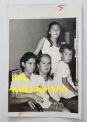 HÜLYA KOÇYİĞİT'İN KARDEŞİ NİLÜFER KOÇYİĞİT'İN ORİJİNAL 2'Lİ FOTOĞRAF SETİ - 18 x 12 cm EBADINDA - NİLÜFER KOÇYİĞİT, ÇOCUKLARIYLA BİRLİKTE EVİNDE OTURURKEN ÇEKİLMİŞ 2 FARKLI KARE. ALİ ERGÜVEN. 1985