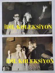 HÜLYA KOÇYİĞİT'İN KARDEŞİ NİLÜFER KOÇYİĞİT'İN ORİJİNAL 2'Lİ FOTOĞRAF SETİ - 18 x 12 cm EBADINDA - NİLÜFER KOÇYİĞİT, KULAK BURUN BOĞAZ DOKTORU DOKTOR CEM'LE BİRLİKTE SAHNEDEYKEN ÇEKİLMİŞ 2 KARE. FOTO: ŞAHİKA BURÇ