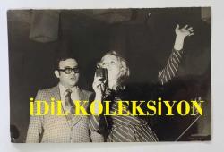 HÜLYA KOÇYİĞİT'İN KARDEŞİ NİLÜFER KOÇYİĞİT'İN ORİJİNAL 2'Lİ FOTOĞRAF SETİ - 18 x 12 cm EBADINDA - NİLÜFER KOÇYİĞİT, KULAK BURUN BOĞAZ DOKTORU DOKTOR CEM'LE BİRLİKTE SAHNEDEYKEN ÇEKİLMİŞ 2 KARE. FOTO: ŞAHİKA BURÇ