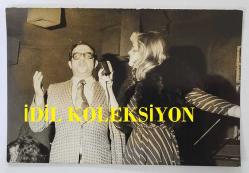 HÜLYA KOÇYİĞİT'İN KARDEŞİ NİLÜFER KOÇYİĞİT'İN ORİJİNAL 2'Lİ FOTOĞRAF SETİ - 18 x 12 cm EBADINDA - NİLÜFER KOÇYİĞİT, KULAK BURUN BOĞAZ DOKTORU DOKTOR CEM'LE BİRLİKTE SAHNEDEYKEN ÇEKİLMİŞ 2 KARE. FOTO: ŞAHİKA BURÇ