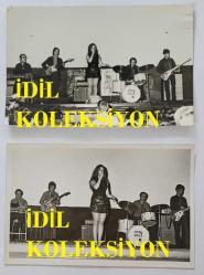 HÜLYA KOÇYİĞİT'İN KARDEŞİ NİLÜFER KOÇYİĞİT'İN ORİJİNAL 2'Lİ FOTOĞRAF SETİ - 14 x 9 cm EBADINDA - NİLÜFER KOÇYİĞİT, SAHNEDE ŞARKI OKURKEN ÇEKİLMİŞ 2 FARKLI KARE. ONAY OĞUZ (FOTO: ŞABAN ERDEM)