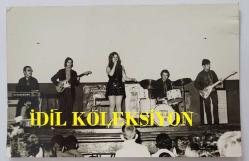 HÜLYA KOÇYİĞİT'İN KARDEŞİ NİLÜFER KOÇYİĞİT'İN ORİJİNAL 2'Lİ FOTOĞRAF SETİ - 14 x 9 cm EBADINDA - NİLÜFER KOÇYİĞİT, SAHNEDE ŞARKI OKURKEN ÇEKİLMİŞ 2 FARKLI KARE. ONAY OĞUZ (FOTO: ŞABAN ERDEM)