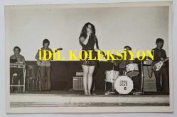 HÜLYA KOÇYİĞİT'İN KARDEŞİ NİLÜFER KOÇYİĞİT'İN ORİJİNAL 2'Lİ FOTOĞRAF SETİ - 14 x 9 cm EBADINDA - NİLÜFER KOÇYİĞİT, SAHNEDE ŞARKI OKURKEN ÇEKİLMİŞ 2 FARKLI KARE. ONAY OĞUZ (FOTO: ŞABAN ERDEM)