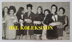 SELDA ALKOR ve HÜLYA KOÇYİĞİT'İN KARDEŞİ NİLÜFER KOÇYİĞİT'İN ORİJİNAL FOTOĞRAFI - 18 x 10 cm EBADINDA - NİLÜFER KOÇYİĞİT ve SELDA ALKOR YAN YANA DURURKEN ÇEKİLMİŞ BİR KARE