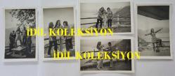 HÜLYA KOÇYİĞİT'İN KARDEŞİ NİLÜFER KOÇYİĞİT'İN ORİJİNAL 5'Lİ FOTOĞRAF SETİ - 14 x 9 cm EBADINDA - NİLÜFER KOÇYİĞİT, GİRESUN KALESİ'NDE ARKADAŞLARIYLA EĞLENİP HATIRA POZU VERİRKEN ÇEKİLMİŞ 5 FARKLI KARE