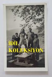 HÜLYA KOÇYİĞİT'İN KARDEŞİ NİLÜFER KOÇYİĞİT'İN ORİJİNAL 5'Lİ FOTOĞRAF SETİ - 14 x 9 cm EBADINDA - NİLÜFER KOÇYİĞİT, GİRESUN KALESİ'NDE ARKADAŞLARIYLA EĞLENİP HATIRA POZU VERİRKEN ÇEKİLMİŞ 5 FARKLI KARE