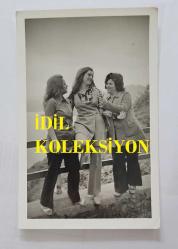HÜLYA KOÇYİĞİT'İN KARDEŞİ NİLÜFER KOÇYİĞİT'İN ORİJİNAL 5'Lİ FOTOĞRAF SETİ - 14 x 9 cm EBADINDA - NİLÜFER KOÇYİĞİT, GİRESUN KALESİ'NDE ARKADAŞLARIYLA EĞLENİP HATIRA POZU VERİRKEN ÇEKİLMİŞ 5 FARKLI KARE