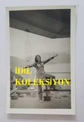 HÜLYA KOÇYİĞİT'İN KARDEŞİ NİLÜFER KOÇYİĞİT'İN ORİJİNAL 5'Lİ FOTOĞRAF SETİ - 14 x 9 cm EBADINDA - NİLÜFER KOÇYİĞİT, GİRESUN KALESİ'NDE ARKADAŞLARIYLA EĞLENİP HATIRA POZU VERİRKEN ÇEKİLMİŞ 5 FARKLI KARE