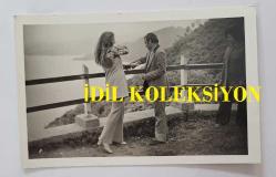 HÜLYA KOÇYİĞİT'İN KARDEŞİ NİLÜFER KOÇYİĞİT'İN ORİJİNAL 5'Lİ FOTOĞRAF SETİ - 14 x 9 cm EBADINDA - NİLÜFER KOÇYİĞİT, GİRESUN KALESİ'NDE ARKADAŞLARIYLA EĞLENİP HATIRA POZU VERİRKEN ÇEKİLMİŞ 5 FARKLI KARE