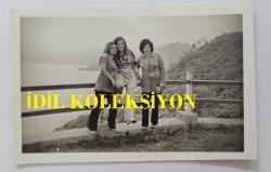 HÜLYA KOÇYİĞİT'İN KARDEŞİ NİLÜFER KOÇYİĞİT'İN ORİJİNAL 5'Lİ FOTOĞRAF SETİ - 14 x 9 cm EBADINDA - NİLÜFER KOÇYİĞİT, GİRESUN KALESİ'NDE ARKADAŞLARIYLA EĞLENİP HATIRA POZU VERİRKEN ÇEKİLMİŞ 5 FARKLI KARE
